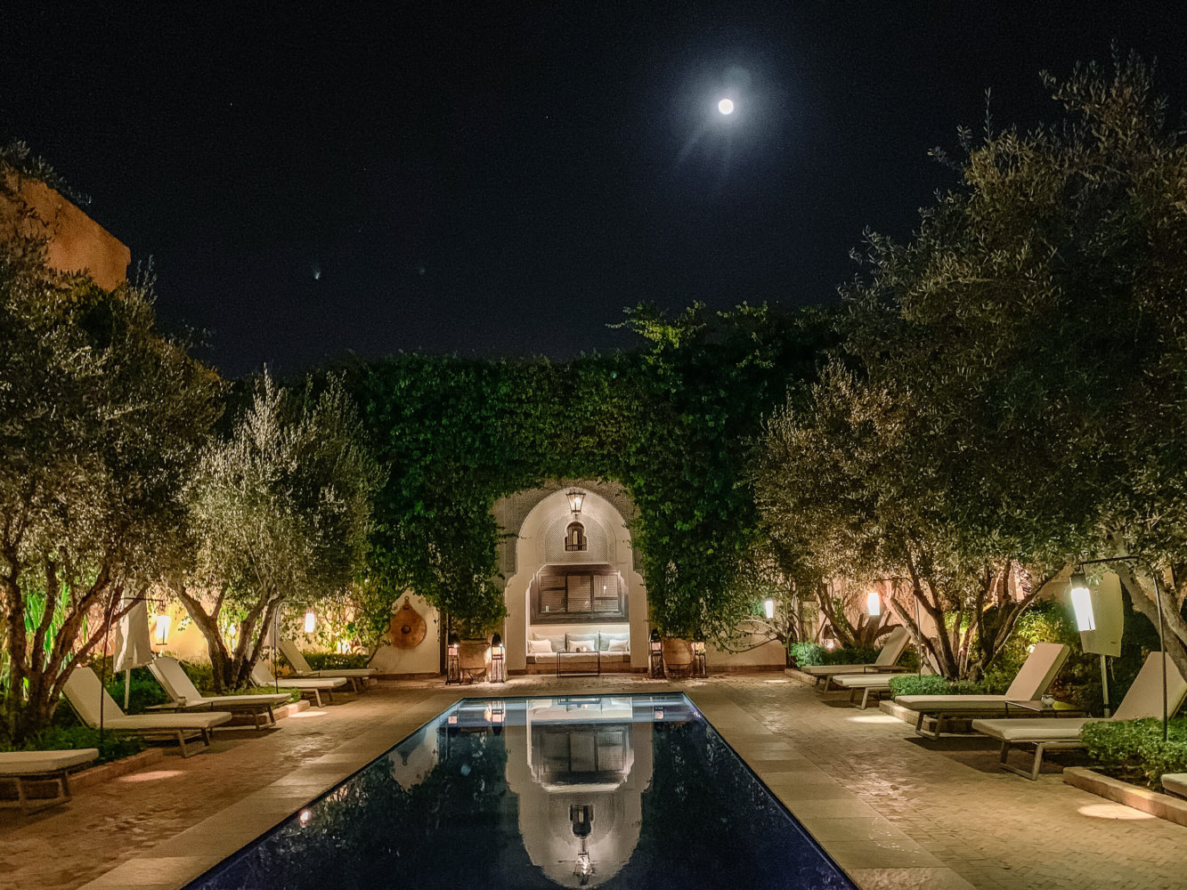 Villa des Orangers pool with moon